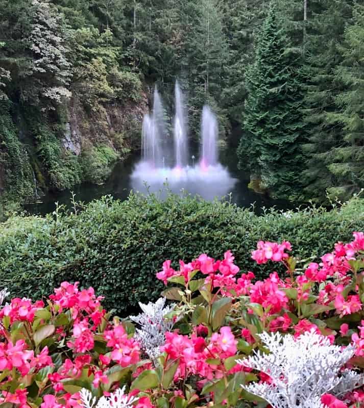  The dramatic Ross Fountain at Butchart Gardens